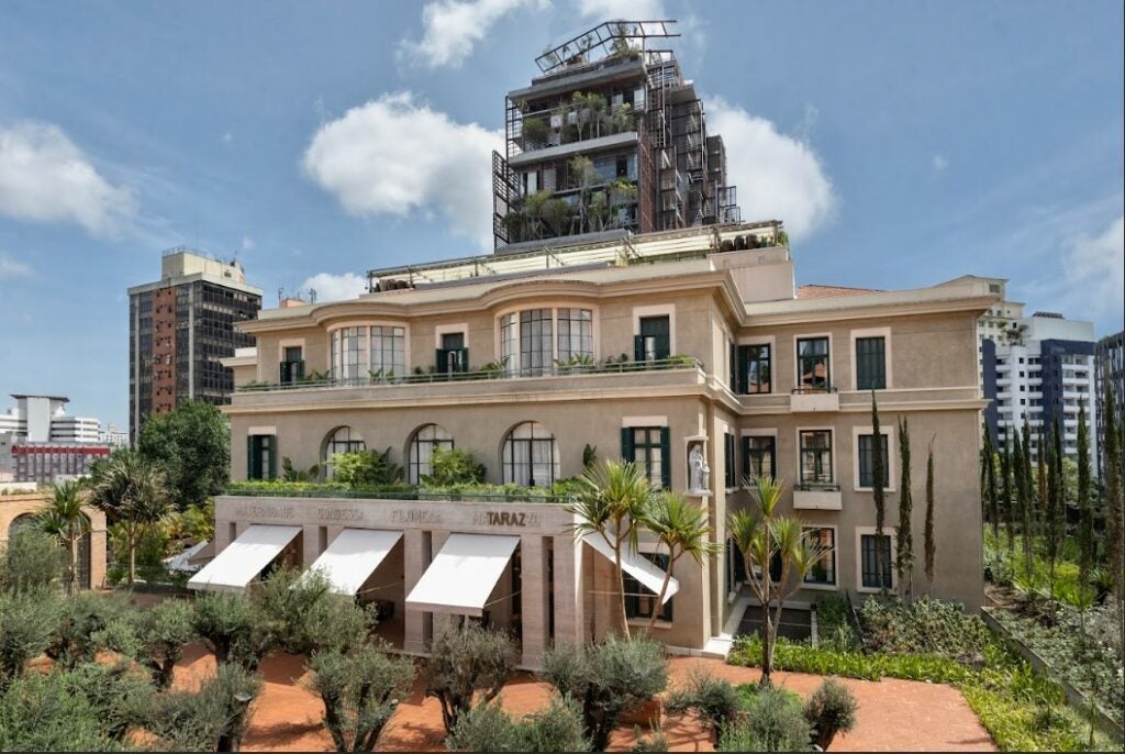 A antiga maternidade, à frente do Rosewood São Paulo, totalmente restaurada; ao fundo Mata Atlântica Tower, com mais de 250 árvores plantadas