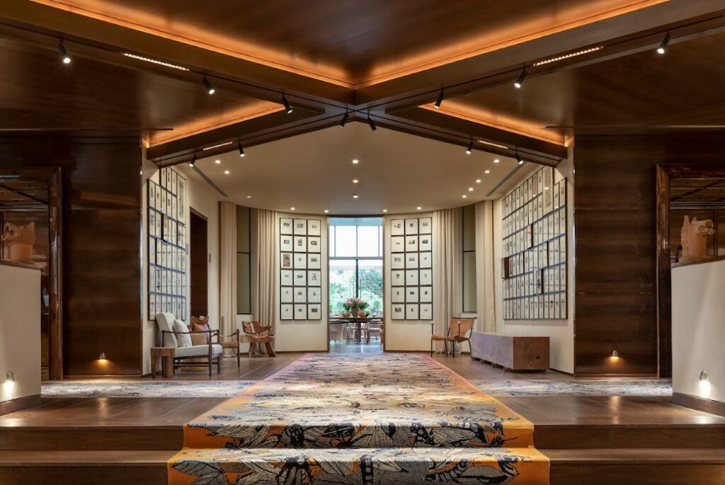 O lobby do Hotel Rosewood São Paulo, com destaque para a tapeçaria de Regina Silveira, inspirada na fauna e flora brasileiras