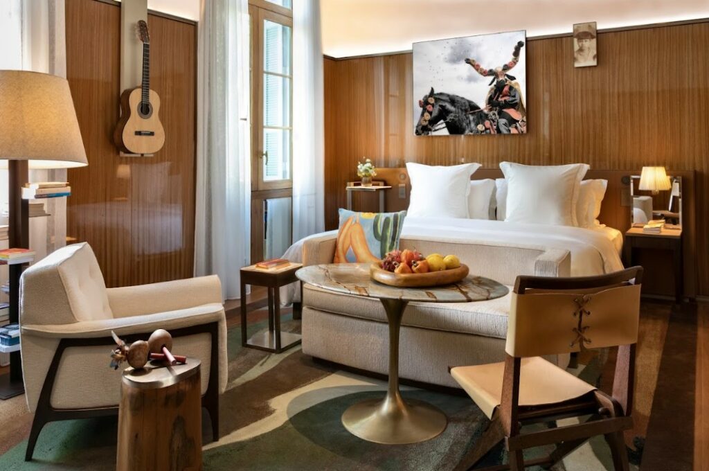 Aconchego e sofisticação na suíte do Rosewood São Paulo, que mistura madeiras e mármores nacionais; na parede, um dos violões assinados por Caetano Veloso e Gilberto Gil