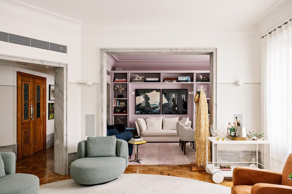 David Bastos: luminária pendente Estagio, assinada pelo designer Miguel Milá, mesa de jantar Xilos, de Antonio Citterio, cadeiras Mini Papilio, de Naoto Fukasawa