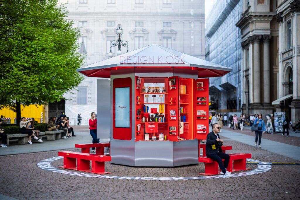 Salão do Móvel de Milão: Design Kiosk onde acontecem conversas com arquitetos e designers