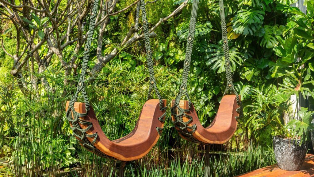 Móveis de madeira sustentável: balanço Opuyaru de madeira cumaru e corda naval trabalhada em macramê