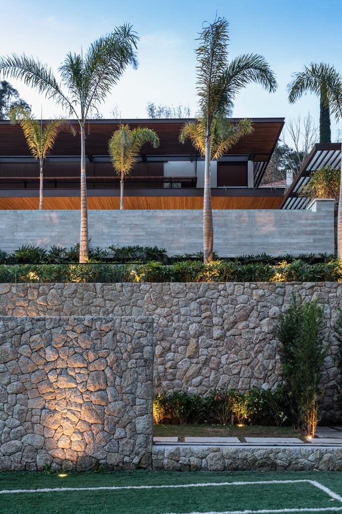 Padovani Arquitetos:  entrada principal, reservada e delimitada por um bloco feito de painéis ripados de alumínio