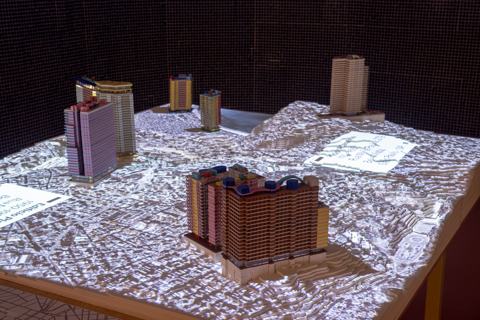 Maquete demonstra os edifícios mais importantes do arquiteto Artacho Jurado em Santos