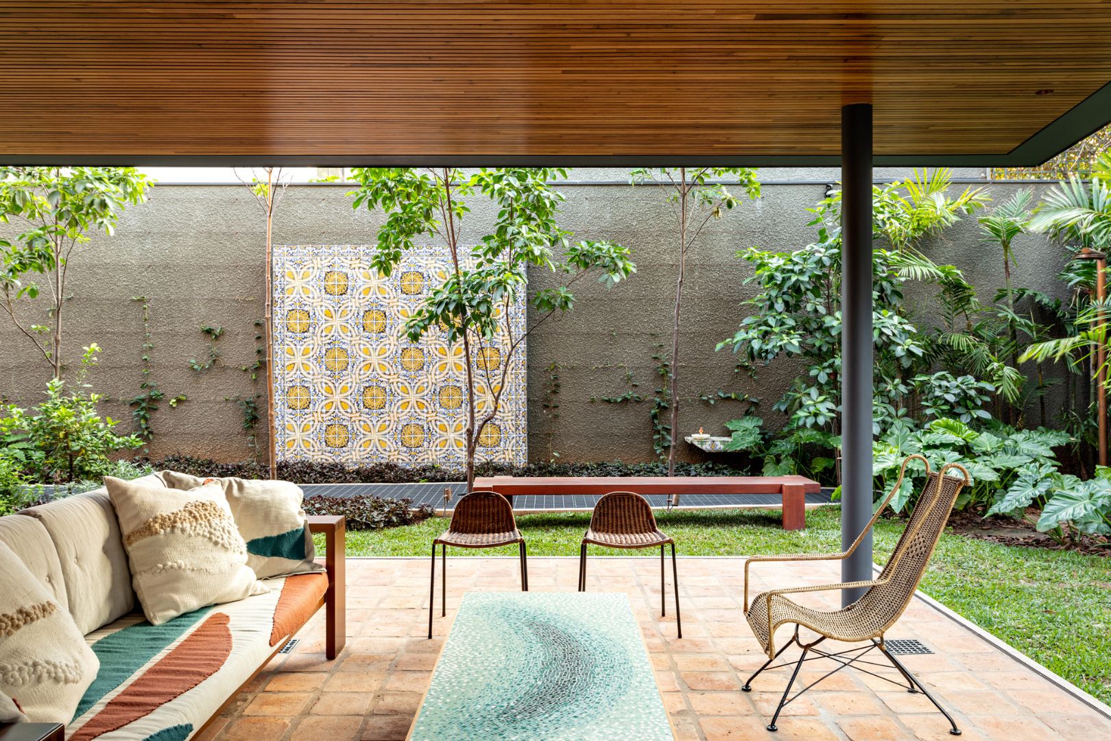 O jardim ocupa a extremidade norte do terreno e direcionando as vistas dos espaços sociais e suítes