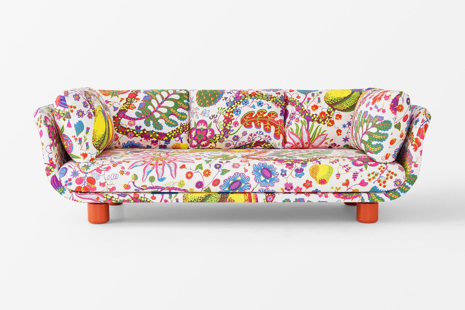 Modelo de sofá com pés laranjas forrado com o tecido Brazil
