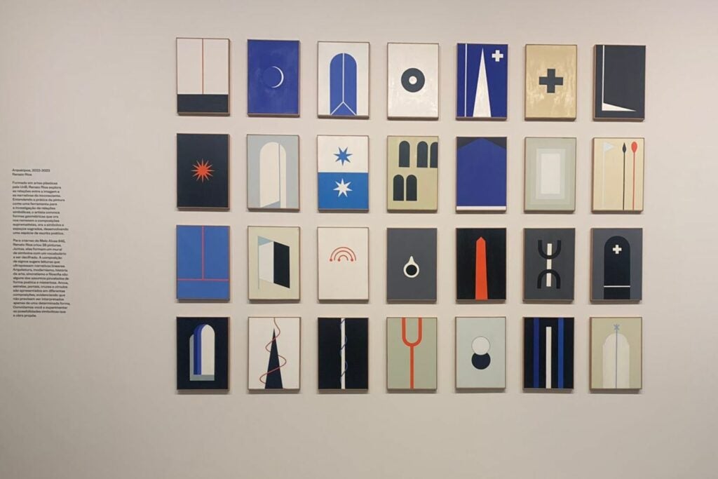 Telas assinadas pelo artista Renato Rios