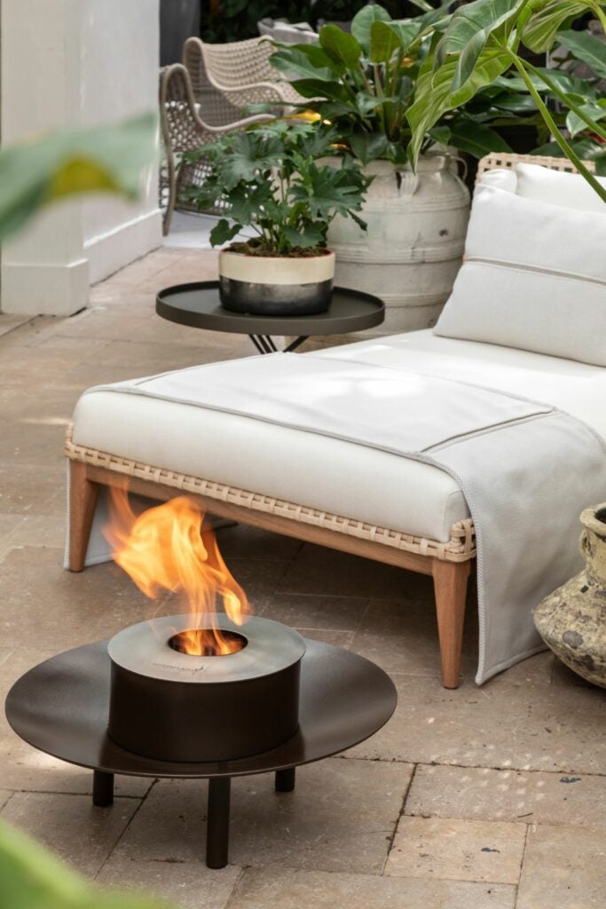 Funciona à base de álcool de cereais 98% puro (biofluído) com alto poder de combustão