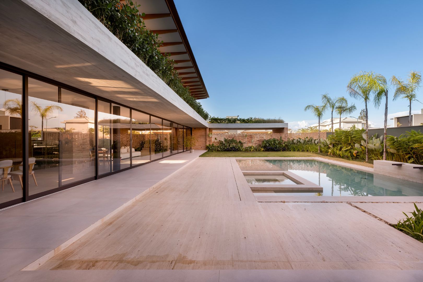 Deck de travertino turco bruto: beleza e segurança por sua superfície antiderrapante