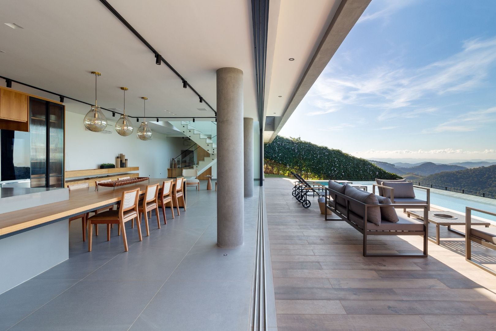 Portas de correr separam a varanda da cozinha e espaço gourmet da área interna