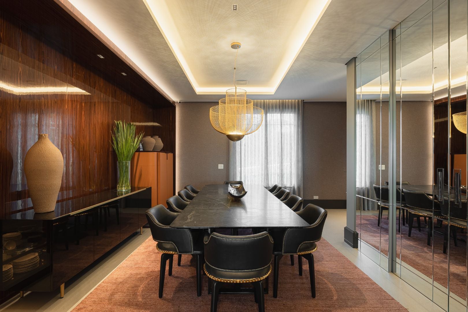 A ampla sala de jantar é separada da cozinha por portas de correr espelhadas