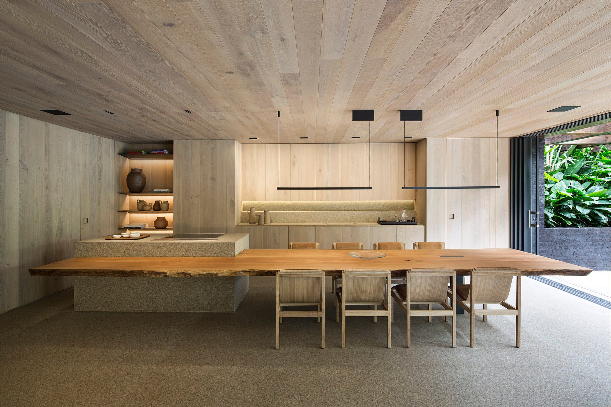 A cozinha, integrada ao living, teve seu piso mantido do projeto original